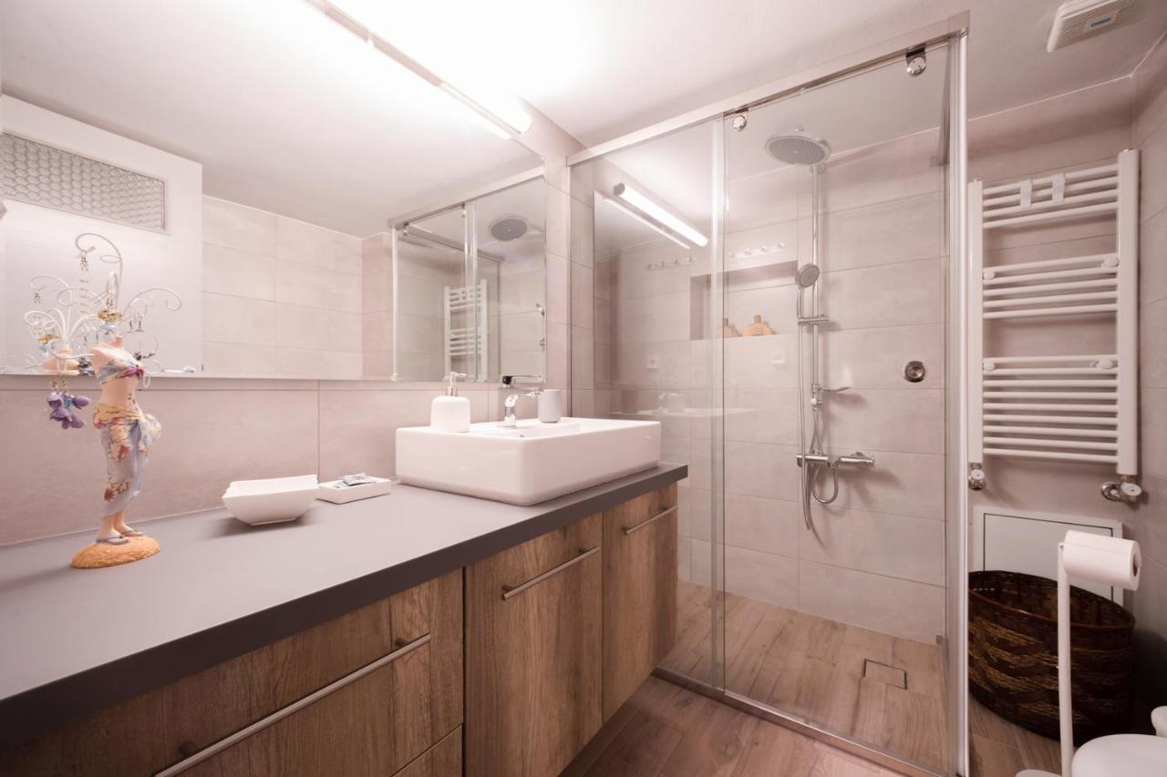 Heart Of Koukaki Flat, Near Acropolis & Filopappou *